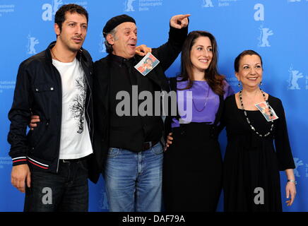 Deutsch-türkischer Schauspieler Fahri Yardim (L-R), Türkisch-deutscher Schauspieler Vedat Erincin, deutschstämmige Schauspielerin Demet Guel und türkischstämmige deutsche Schauspielerin Lilay Huser zeigt ein Bild der iranischen Regisseur Jafar Panahi beim Photocall zum Film "Almanya" ("Almanya - Willkommen in Deutschland") während der 61. Internationalen Filmfestspiele Berlin in Berlin, Deutschland, gefangengesetzt 12 Februar 20 Stockfoto