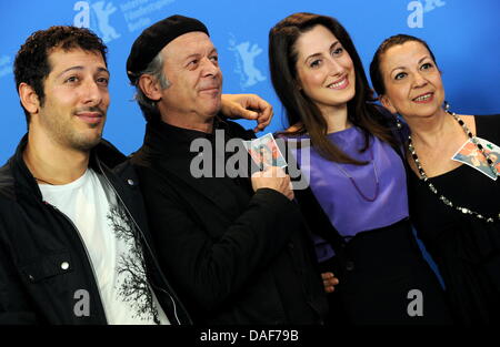 Deutsch-türkischer Schauspieler Fahri Yardim (L-R), Türkisch-deutscher Schauspieler Vedat Erincin, deutschstämmige Schauspielerin Demet Guel und türkischstämmige deutsche Schauspielerin Lilay Huser zeigt ein Bild der iranischen Regisseur Jafar Panahi beim Photocall zum Film "Almanya" ("Almanya - Willkommen in Deutschland") während der 61. Internationalen Filmfestspiele Berlin in Berlin, Deutschland, gefangengesetzt 12 Februar 20 Stockfoto