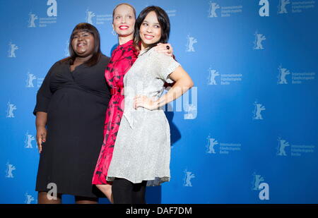 US-Schauspielerin Zoe Kravitz (R), Direktor Victoria Mahoney (C) und US-Schauspielerin Gabourey Sidibe stellen beim Photocall zum Film "Yelling To The Sky" während der 61. Internationalen Filmfestspiele Berlin in Berlin, Deutschland, 12. Februar 2011. Der Film läuft im Wettbewerb der internationalen Filmfestspiele. Die 61. Berlinale findet vom 10. bis 20. Februar 2011. Foto: Michael Kappel Stockfoto