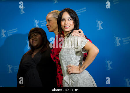 US-Schauspielerin Zoe Kravitz (R), Direktor Victoria Mahoney (C) und US-Schauspielerin Gabourey Sidibe stellen beim Photocall zum Film "Yelling To The Sky" während der 61. Internationalen Filmfestspiele Berlin in Berlin, Deutschland, 12. Februar 2011. Der Film läuft im Wettbewerb der internationalen Filmfestspiele. Die 61. Berlinale findet vom 10. bis 20. Februar 2011. Foto: Michael Kappel Stockfoto