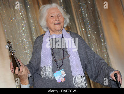 Israelische Lia van Leer, Gründer der Cinematheque Haifa, Israel-Filmarchiv und der Jerusalem Film Festival, erhält die Berlinale Kamera während der 61. Internationalen Filmfestspiele Berlin in Berlin, Deutschland, 13. Februar 2011. Die 61. Berlinale findet vom 10. bis 20. Februar 2011. Foto: Britta Pedersen dpa Stockfoto