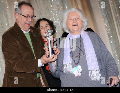 Israelische Lia van Leer (R), Gründer der Cinematheque Haifa, Israel-Filmarchiv und der Jerusalem Film Festival, erhält der Berlinale Kamera von der Berlinale Chef Dieter Kosslick (L) während der 61. Internationalen Filmfestspiele Berlin in Berlin, Deutschland, 13. Februar 2011. Die 61. Berlinale findet vom 10. bis 20. Februar 2011. Foto: Britta Pedersen dpa Stockfoto