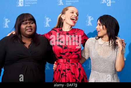 Schauspielerinnen Gabourey Sidibe (l) und Zoe Kravitz posieren mit Direktor Victoria Mahoney (c) vor der Pressekonferenz von "Yelling To The Sky" auf der 61. Internationalen Filmfestspiele Berlin, Berlinale, im Hotel Hyatt in Berlin, Deutschland am 12. Februar 2011. Foto: Hubert Boesl Stockfoto