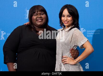 Schauspielerinnen Gabourey Sidibe (l) und Zoe Kravitz posieren vor der Pressekonferenz von "Yelling To The Sky" auf der 61. Internationalen Filmfestspiele Berlin, Berlinale, im Hotel Hyatt in Berlin, Deutschland am 12. Februar 2011. Foto: Hubert Boesl Stockfoto