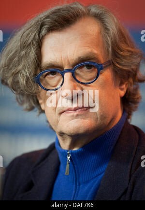 Deutsche Regisseur Wim Wenders besucht die Pressekonferenz für den Film "Pina" während der 61. Internationalen Filmfestspiele Berlin in Berlin, Deutschland, 13. Februar 2011. Der Film läuft in der Sektion Wettbewerb außer Konkurrenz des International Film Festival. Die 61. Berlinale findet vom 10. bis 20. Februar 2011. Foto: Michael Kappeler dpa Stockfoto