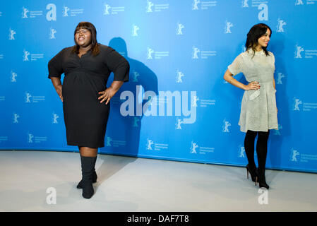 US-Schauspielerin Zoe Kravitz (R) und US-Schauspielerin Gabourey Sidibe stellen beim Photocall zum Film "Yelling To The Sky" während der 61. Internationalen Filmfestspiele Berlin in Berlin, Deutschland, 12. Februar 2011. Der Film läuft im Wettbewerb der internationalen Filmfestspiele. Die 61. Berlinale findet vom 10. bis 20. Februar 2011. Foto: Michael Kappeler dpa Stockfoto