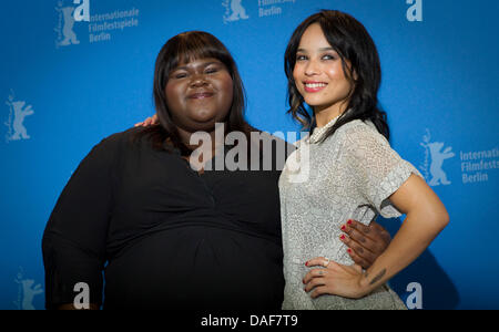 US-Schauspielerin Zoe Kravitz (R) und US-Schauspielerin Gabourey Sidibe stellen beim Photocall zum Film "Yelling To The Sky" während der 61. Internationalen Filmfestspiele Berlin in Berlin, Deutschland, 12. Februar 2011. Der Film läuft im Wettbewerb der internationalen Filmfestspiele. Die 61. Berlinale findet vom 10. bis 20. Februar 2011. Foto: Michael Kappeler dpa Stockfoto