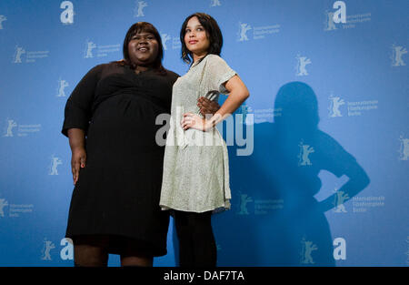 US-Schauspielerin Zoe Kravitz (R) und US-Schauspielerin Gabourey Sidibe stellen beim Photocall zum Film "Yelling To The Sky" während der 61. Internationalen Filmfestspiele Berlin in Berlin, Deutschland, 12. Februar 2011. Der Film läuft im Wettbewerb der internationalen Filmfestspiele. Die 61. Berlinale findet vom 10. bis 20. Februar 2011. Foto: Michael Kappeler dpa Stockfoto