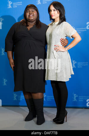 US-Schauspielerin Zoe Kravitz (R) und US-Schauspielerin Gabourey Sidibe stellen beim Photocall zum Film "Yelling To The Sky" während der 61. Internationalen Filmfestspiele Berlin in Berlin, Deutschland, 12. Februar 2011. Der Film läuft im Wettbewerb der internationalen Filmfestspiele. Die 61. Berlinale findet vom 10. bis 20. Februar 2011. Foto: Michael Kappeler dpa Stockfoto