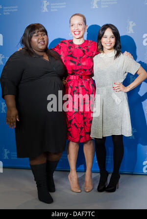 US-Schauspielerin Zoe Kravitz (R), Direktor Victoria Mahoney (C) und US-Schauspielerin Gabourey Sidibe stellen beim Photocall zum Film "Yelling To The Sky" während der 61. Internationalen Filmfestspiele Berlin in Berlin, Deutschland, 12. Februar 2011. Der Film läuft im Wettbewerb der internationalen Filmfestspiele. Die 61. Berlinale findet vom 10. bis 20. Februar 2011. Foto: Michael Kappel Stockfoto