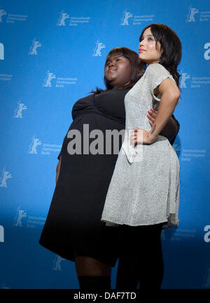 US-Schauspielerin Zoe Kravitz (R) und US-Schauspielerin Gabourey Sidibe stellen beim Photocall zum Film "Yelling To The Sky" während der 61. Internationalen Filmfestspiele Berlin in Berlin, Deutschland, 12. Februar 2011. Der Film läuft im Wettbewerb der internationalen Filmfestspiele. Die 61. Berlinale findet vom 10. bis 20. Februar 2011. Foto: Michael Kappeler dpa Stockfoto