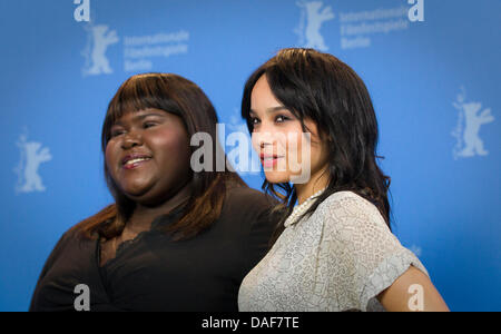 US-Schauspielerin Zoe Kravitz (R) und US-Schauspielerin Gabourey Sidibe stellen beim Photocall zum Film "Yelling To The Sky" während der 61. Internationalen Filmfestspiele Berlin in Berlin, Deutschland, 12. Februar 2011. Der Film läuft im Wettbewerb der internationalen Filmfestspiele. Die 61. Berlinale findet vom 10. bis 20. Februar 2011. Foto: Michael Kappeler dpa Stockfoto