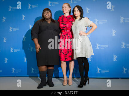 US-Schauspielerin Zoe Kravitz (R), Direktor Victoria Mahoney (C) und US-Schauspielerin Gabourey Sidibe stellen beim Photocall zum Film "Yelling To The Sky" während der 61. Internationalen Filmfestspiele Berlin in Berlin, Deutschland, 12. Februar 2011. Der Film läuft im Wettbewerb der internationalen Filmfestspiele. Die 61. Berlinale findet vom 10. bis 20. Februar 2011. Foto: Michael Kappel Stockfoto