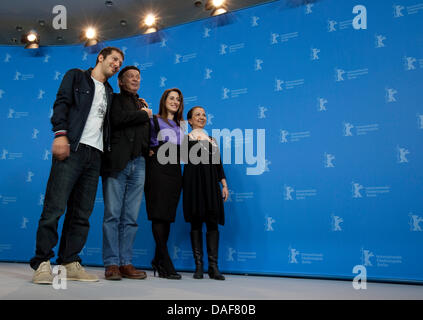 Deutsch-türkischer Schauspieler Fahri Yardim (L-R), Türkisch-deutscher Schauspieler Vedat Erincin, deutschstämmige Schauspielerin Demet Guel und türkischstämmige Deutsche Regie Yasemin Samdereli stellen beim Photocall zum Film "Almanya" ("Almanya - Willkommen in Deutschland") während der 61. Internationalen Filmfestspiele Berlin in Berlin, Deutschland, 12. Februar 2011. Der Film läuft in der Sektion Wettbewerb Stockfoto