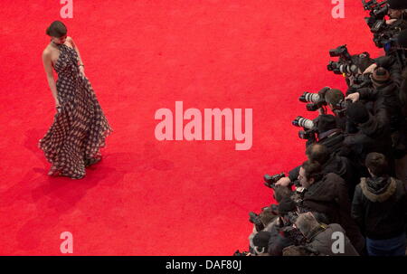 Deutsche Schauspielerin Aylin Tezel kommt für die Premiere des Films "Almanya" ("Almanya - Willkommen in Deutschland") während der 61. Internationalen Filmfestspiele Berlin in Berlin, Deutschland, 12. Februar 2011. Der Film läuft in der Sektion Wettbewerb außer Konkurrenz des International Film Festival. Die 61. Berlinale findet vom 10. bis 20. Februar 2011. Foto: Michael Kapp Stockfoto