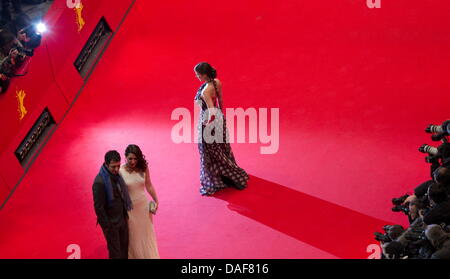 Deutsche Schauspielerin kommt Aylin Tezel (R) mit cast Mitglied Deutsch-türkischer Schauspieler Fahri Yardim (L) und Gast für die Premiere des Films "Almanya" ("Almanya - Willkommen in Deutschland") während der 61. Internationalen Filmfestspiele Berlin in Berlin, Deutschland, 12. Februar 2011. Der Film läuft in der Sektion Wettbewerb außer Konkurrenz des International Film Festival. 61. B Stockfoto