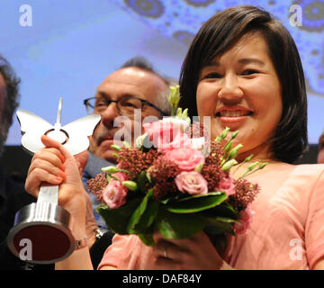 Japanische Regisseur Kyoko Miyake zeigt den Berlin Today Award der Berlinale Talent Campus während der 61. Internationalen Filmfestspiele Berlin, in Berlin, Deutschland, 13. Februar 2011. Sie gewann den Preis für ihren Kurzfilm "Hackney Lullabies". Die 61. Berlinale findet vom 10. bis 20. Februar 2011. Foto: Jens Kalaene Stockfoto