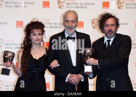 Christopher Lee (C) posiert mit Regisseur Tim Burton und Helena Bonham Carter stellt im Drucksaal des Gewinners des Orange British Academy Film Awards, aka Baftas, am Royal Opera House in London, Großbritannien, 13. Februar 2011. Foto: Hubert Boesl Stockfoto