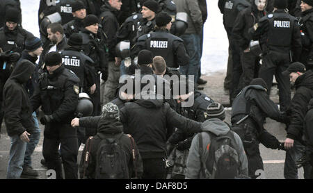 Neonazis Rallye in Dresden, Deutschland, 13. Februar 2011. Foto: Hendrik Schmidt Stockfoto