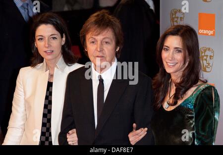 Englische Musik-Ikone Paul McCartney (C), seine Tochter Mary McCartney (L) und Partner Nancy Shevell (R) besuchen den British Academy Film Awards BAFTA am Royal Opera House in London, Großbritannien, 13. Februar 2011. Foto: Hubert Boesl Stockfoto