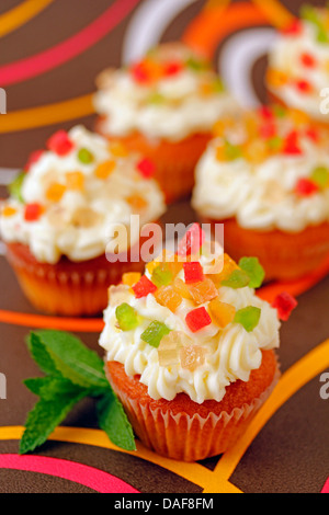 Cupcakes mit kandierten Früchten. Rezept zur Verfügung. Stockfoto