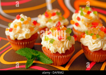 Cupcakes mit kandierten Früchten. Rezept zur Verfügung. Stockfoto