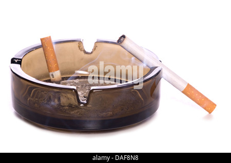 Zigaretten in einem Ash Tray Studio Ausschnitt Stockfoto