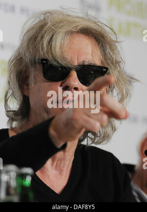 Irischer Sänger Bob Geldof besucht die Pressekonferenz vor dem Gala-Cinema for Peace im Rahmen der 61. Internationalen Filmfestspiele Berlin in Berlin, Deutschland, 14. Februar 2011. Seit 2002 wurde Cinema for Peace eine weltweite Initiative, Förderung der Menschheit durch den Film während einladenden Mitglieder der internationalen Film-Gemeinschaft an der jährlichen Kino für Frieden Awa Stockfoto