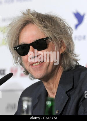 Irische Sängerin Sir Bob Geldof besucht die Pressekonferenz vor dem Gala-Cinema for Peace im Rahmen der 61. Internationalen Filmfestspiele Berlin in Berlin, Deutschland, 14. Februar 2011. Seit 2002 wurde Cinema for Peace eine weltweite Initiative, Förderung der Menschheit durch den Film während der einladenden Mitglieder der internationalen Film-Gemeinschaft an die jährlichen Cinema for Peace Stockfoto