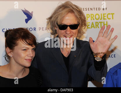 Deutsche Schauspielerin und Sängerin Anna Loos und irische Sänger Bob Geldof an der Pressekonferenz vor der Gala-Cinema for Peace im Rahmen der 61. Internationalen Filmfestspiele Berlin in Berlin, Deutschland, 14. Februar 2011 teilnehmen. Seit 2002 wurde Cinema for Peace eine weltweite Initiative, Förderung der Menschheit durch den Film während der einladenden Mitglieder der internationalen Film-Gemeinschaft zu Stockfoto