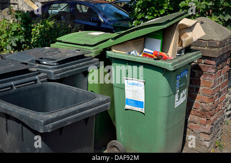 Maidstone, Kent, England. Privaten Haushalte Mülltonnen Stockfoto