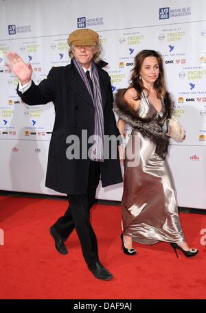 Irischer Sänger Bob Geldof und Gast kommen für das Charity-Event Cinema for Peace in Berlin, Deutschland, 14. Februar 2011. Seit 2002 wurde Cinema for Peace eine weltweite Initiative, Förderung der Menschheit durch den Film während einladenden Mitglieder der internationalen Filmgeschehen zu den jährlichen Cinema for Peace Award Gala-Night während der internationalen Filmfestspiele Berlin besuchen. Foto: Jens Stockfoto