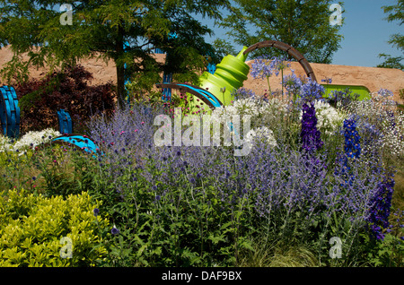 Kunststoffelemente und Pflanzen in der Ecover Garten von RHS Hampton Court Palace Flower Show 2013, London, UK Stockfoto