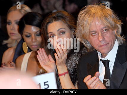 Irischer Sänger Bob Geldof und Gäste besuchen das Charity-Event Cinema for Peace im Rahmen der 61. Berlinale in Berlin, Deutschland, 14. Februar 2011. Cinema for Peace seit eine weltweite Initiative 2002 Förderung der Menschheit durch den Film während der einladenden Mitglieder der internationalen Film-Gemeinschaft an der jährlichen Cinema for Peace Award Gala-Night während der Berlin-Inter Stockfoto