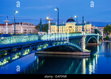 Blick auf Brücke und Universität in Lyon bei Nacht Stockfoto