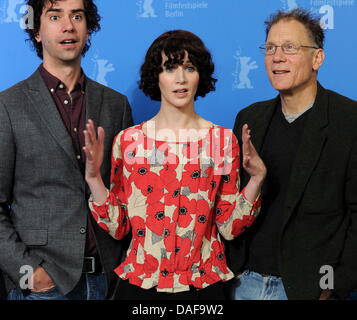 US-Schauspieler Hamish Linklater (L-R), US-Regisseur Miranda July und US-Schauspieler David Warshofsky beim Photocall zum Film "The Future" während der 61. Internationalen Filmfestspiele Berlin in Berlin, Deutschland, 15. Februar 2011 darstellen. Der Film wird im Wettbewerb des internationalen Filmfestivals gezeigt. Die 61. Berlinale findet vom 10. bis 20. Februar 2011. Foto: Tim Brakemeier Stockfoto