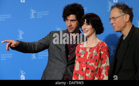 US-Schauspieler Hamish Linklater (L-R), US-Regisseur Miranda July und US-Schauspieler David Warshofsky beim Photocall zum Film "The Future" während der 61. Internationalen Filmfestspiele Berlin in Berlin, Deutschland, 15. Februar 2011 darstellen. Der Film wird im Wettbewerb des internationalen Filmfestivals gezeigt. Die 61. Berlinale findet vom 10. bis 20. Februar 2011. Foto: Tim Brakemeier Stockfoto