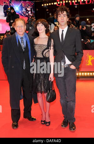 US-Schauspieler Hamish Linklater (R), US-Regisseur Miranda July und US-Schauspieler David Warshofsky kommen für die Premiere des Films "The Future" während der 61. Internationalen Filmfestspiele Berlin in Berlin, Deutschland, 15. Februar 2011. Der Film wird im Abschnitt Programm Wettbewerb der internationalen Filmfestspiele vorgestellt. Die 61. Berlinale findet vom 10. bis 20. Februar 2011. Foto: Stockfoto