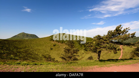 Puy-de-Dome von Puy de Pariou, gesehen. Der Regionale Naturpark Volcans d'Auvergne, Puy-de-Dome, Auvergne, Frankreich Stockfoto