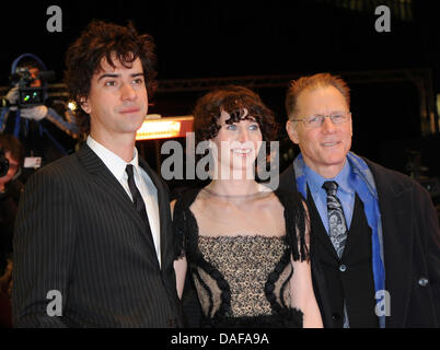 US-Schauspieler Hamish Linklater (L), US-Regisseur Miranda July und US-Schauspieler David Warshofsky kommen für die Premiere des Films "The Future" während der 61. Internationalen Filmfestspiele Berlin in Berlin, Deutschland, 15. Februar 2011. Der Film läuft im Wettbewerb der internationalen Filmfestspiele. Die 61. Berlinale findet vom 10. bis 20. Februar 2011. Foto: Britta Pedersen dp Stockfoto