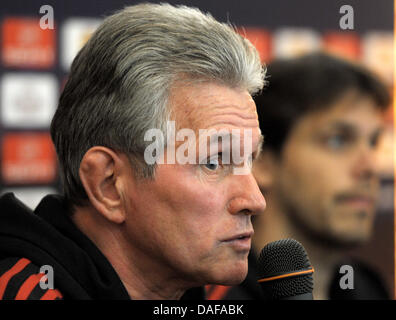 Leverkusens Kopf spricht Trainer Jupp Heynckes Journalisten im Rahmen einer Pressekonferenz über die Europa-League-match gegen FC Metalist Kharkiv in Charkow, Ukraine, 16. Februar 2011. Foto: Federico Gambarini Stockfoto