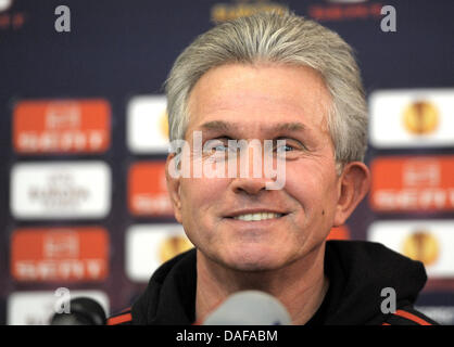 Leverkusens Kopf spricht Trainer Jupp Heynckes Journalisten im Rahmen einer Pressekonferenz über die Europa-League-match gegen FC Metalist Kharkiv in Charkow, Ukraine, 16. Februar 2011. Foto: Federico Gambarini Stockfoto