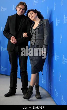 Britische Schauspielerin Helena Bonham Carter und der britische Autor Nigel Slater stellen während der Fototermin des Films "Toast" während der 61. Internationalen Filmfestspiele Berlin in Berlin, Deutschland, 16. Februar 2011. Der Film läuft im Berlinale Special Teil der internationalen Filmfestspiele. Die 61. Berlinale findet vom 10. bis 20. Februar 2011. Foto: Jens Kalaene dpa Stockfoto