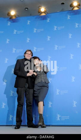 Britische Schauspielerin Helena Bonham Carter und der britische Autor Nigel Slater stellen während der Fototermin des Films "Toast" während der 61. Internationalen Filmfestspiele Berlin in Berlin, Deutschland, 16. Februar 2011. Der Film läuft im Berlinale Special Teil der internationalen Filmfestspiele. Die 61. Berlinale findet vom 10. bis 20. Februar 2011. Foto: Tim Brakemeier Stockfoto