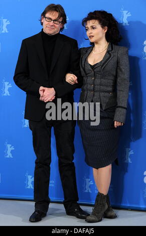 Britische Schauspielerin Helena Bonham Carter und der britische Autor Nigel Slater besucht den Fototermin des Films "Toast" während der 61. Internationalen Filmfestspiele Berlin in Berlin, Deutschland, 16. Februar 2011. Der Film läuft im Berlinale Special Teil der internationalen Filmfestspiele. Die 61. Berlinale findet vom 10. bis 20. Februar 2011. Foto: Tim Brakemeier Stockfoto