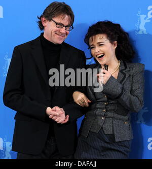 Britische Schauspielerin Helena Bonham Carter und der britische Autor Nigel Slater besucht den Fototermin des Films "Toast" während der 61. Internationalen Filmfestspiele Berlin in Berlin, Deutschland, 16. Februar 2011. Der Film läuft im Berlinale Special Teil der internationalen Filmfestspiele. Die 61. Berlinale findet vom 10. bis 20. Februar 2011. Foto: Tim Brakemeier Stockfoto