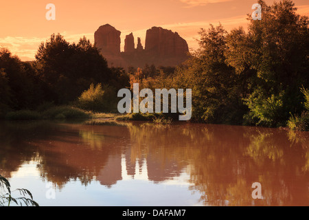 USA, Arizona, Sedona, Cathedral Rock und Oak Creek Stockfoto