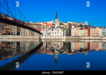 Blick auf Saône und Fußgängerbrücke in Lyon City, Frankreich Stockfoto