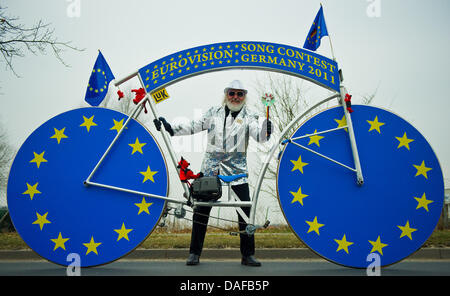 Velo-Designer Dieter (Didi) Senft präsentiert in Storkow, Deutschland, seine neueste Erfindung - ein Fahrrad für den Eurovision Song Contest Deutschland 2011 - 17. Februar 2011. 4,01 m lang und 2,5 m hoch werden Fahrrad als Werbung für die deutsche Sängerin Lena Peforming beim diesjährigen Eurovision Song Contest am 14. Mai in Düsseldorf verwendet werden. Foto: Patrick Pleul Stockfoto