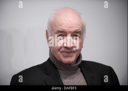 Deutscher Schauspieler Armin Mueller-Stahl stellt während der Hommage-Veranstaltung zu Ehren des Schauspielers während der 61. Internationalen Filmfestspiele Berlin in Berlin, Deutschland, 17. Februar 2011. Die 61. Berlinale findet vom 10. bis 20. Februar 2011. Foto: Joerg Carstensen dpa Stockfoto